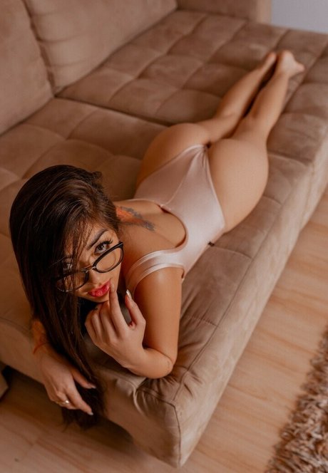 Naakte gelekte OnlyFans-foto van Ana Otani