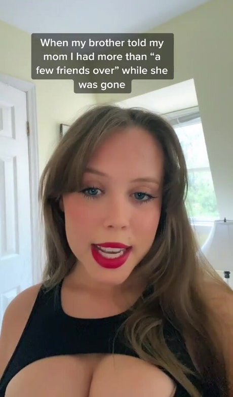 Naakte gelekte OnlyFans-foto van Emily Kyte