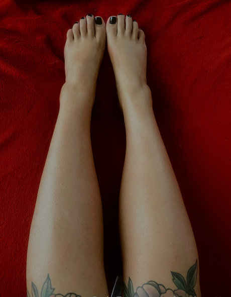 Naakte gelekte OnlyFans-foto van Feetloretta