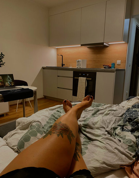 Naakte gelekte OnlyFans-foto van Feetloretta