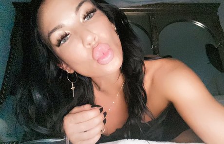 Naakte gelekte OnlyFans-foto van Queenofthedollhouse
