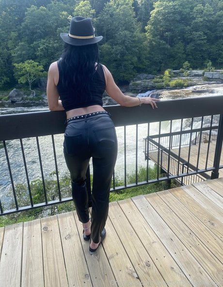 Naakte gelekte OnlyFans-foto van Queenofthedollhouse
