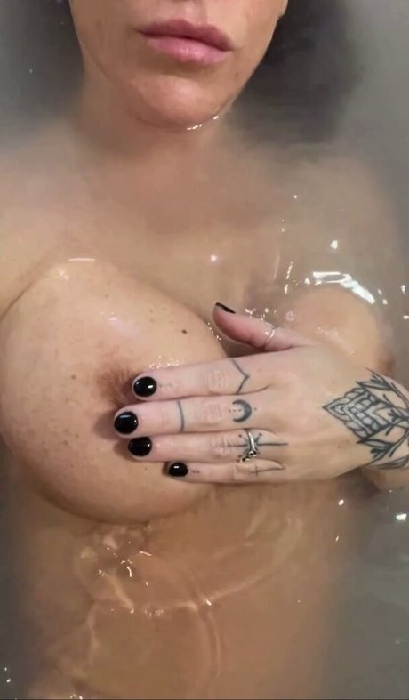 Naakte gelekte OnlyFans-foto van Lainey Griffin