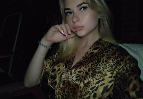 A_tendergirl_vialeti