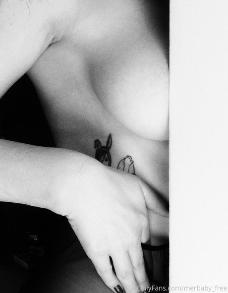 Naakte gelekte OnlyFans-foto van Nylonmerbaby