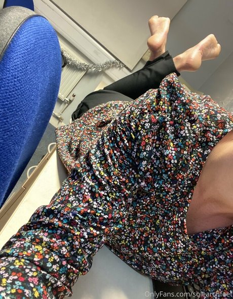 Naakte gelekte OnlyFans-foto van Solearchfeet