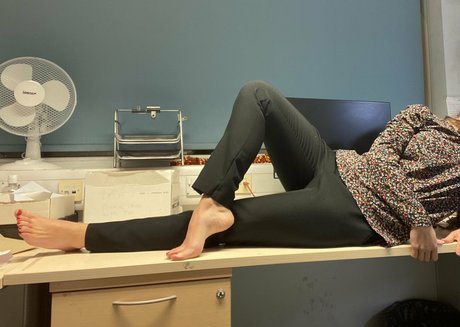 Naakte gelekte OnlyFans-foto van Solearchfeet