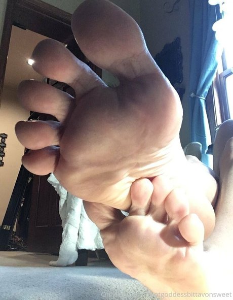Naakte gelekte OnlyFans-foto van Footgoddessbittavonsweet