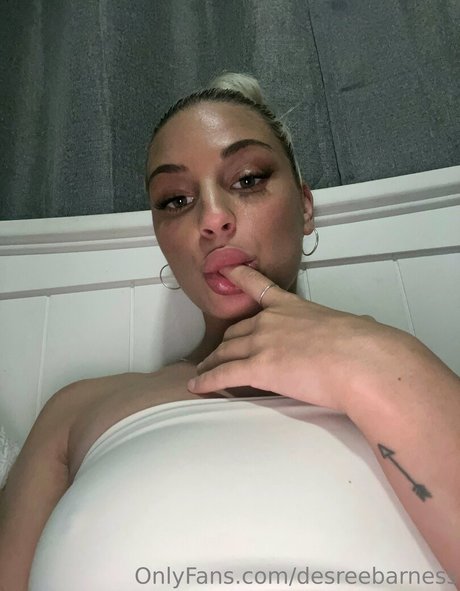 Naakte gelekte OnlyFans-foto van Desree Barnes