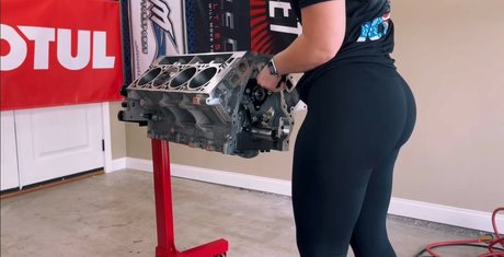 Naakte gelekte OnlyFans-foto van Britney Automotive