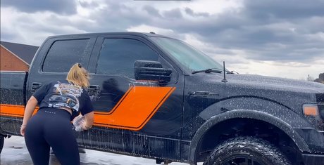 Naakte gelekte OnlyFans-foto van Britney Automotive