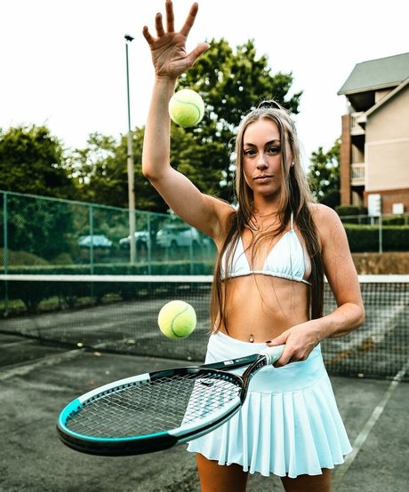 Naakte gelekte OnlyFans-foto van Bekah Bailey