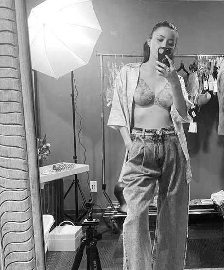Naakte gelekte OnlyFans-foto van Christian Serratos