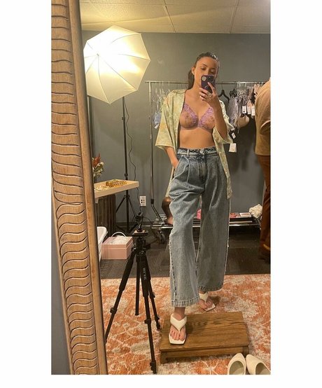 Naakte gelekte OnlyFans-foto van Christian Serratos