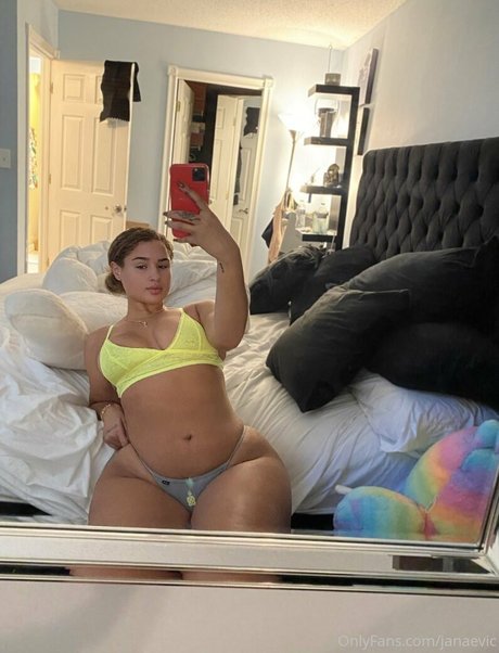 Naakte gelekte OnlyFans-foto van Janaevic