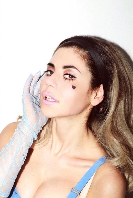 Naakte gelekte OnlyFans-foto van Marina Diamandis