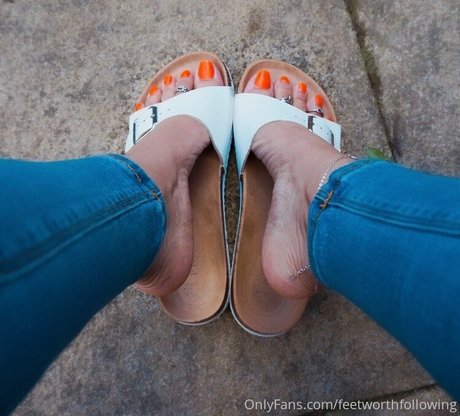 Naakte gelekte OnlyFans-foto van Feetworthfollowing