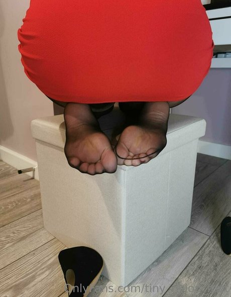 Naakte gelekte OnlyFans-foto van Tinynylonfeet
