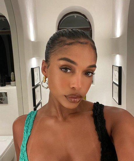 Naakte gelekte OnlyFans-foto van Lori Harvey