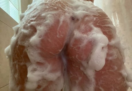 Naakte gelekte OnlyFans-foto van Thesaltycowgirl