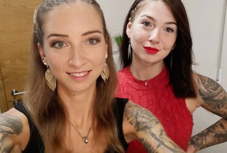 Naakte gelekte OnlyFans-foto van Lechl Sisters