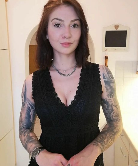 Naakte gelekte OnlyFans-foto van Lechl Sisters