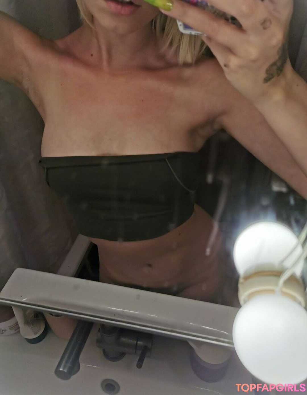 Naakte gelekte OnlyFans-foto van Funsnail #1490