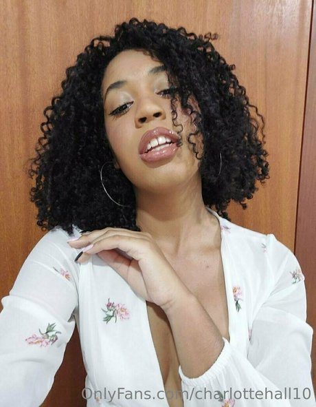 Naakte gelekte OnlyFans-foto van Itscharl0ttehall
