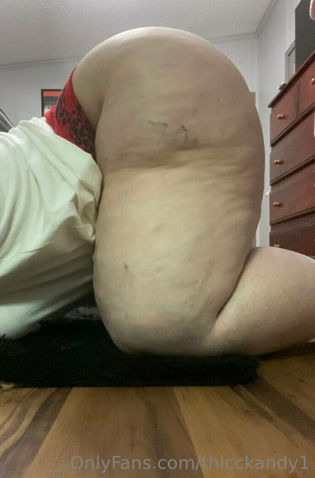 Naakte gelekte OnlyFans-foto van Thicckandy1