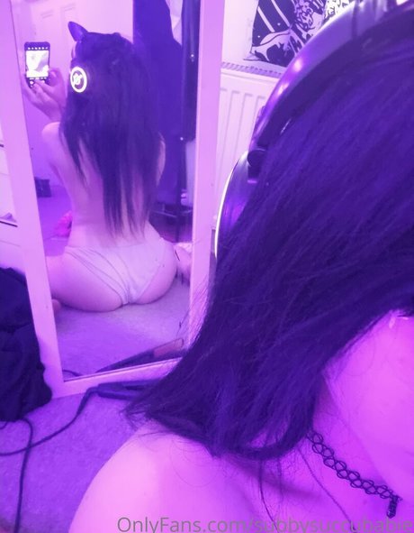 Naakte gelekte OnlyFans-foto van Subbysuccubabie