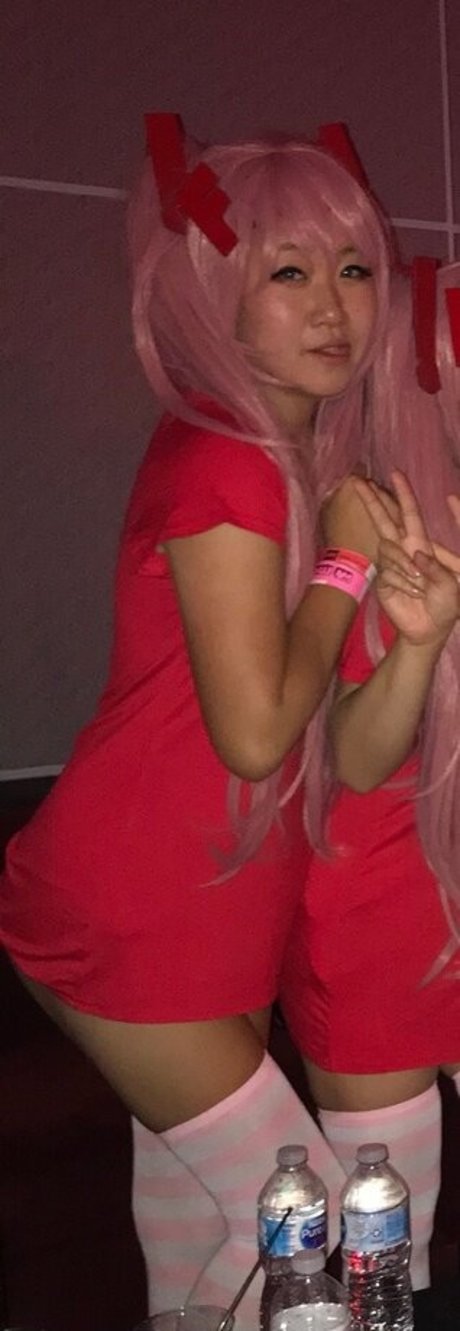 Naakte gelekte OnlyFans-foto van Emirichu