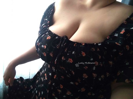 Naakte gelekte OnlyFans-foto van Lady Mcbosom