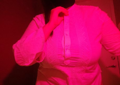 Naakte gelekte OnlyFans-foto van Lady Mcbosom