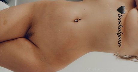 Naakte gelekte OnlyFans-foto van Leeshalynne
