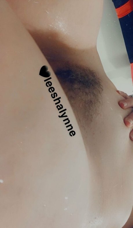 Naakte gelekte OnlyFans-foto van Leeshalynne