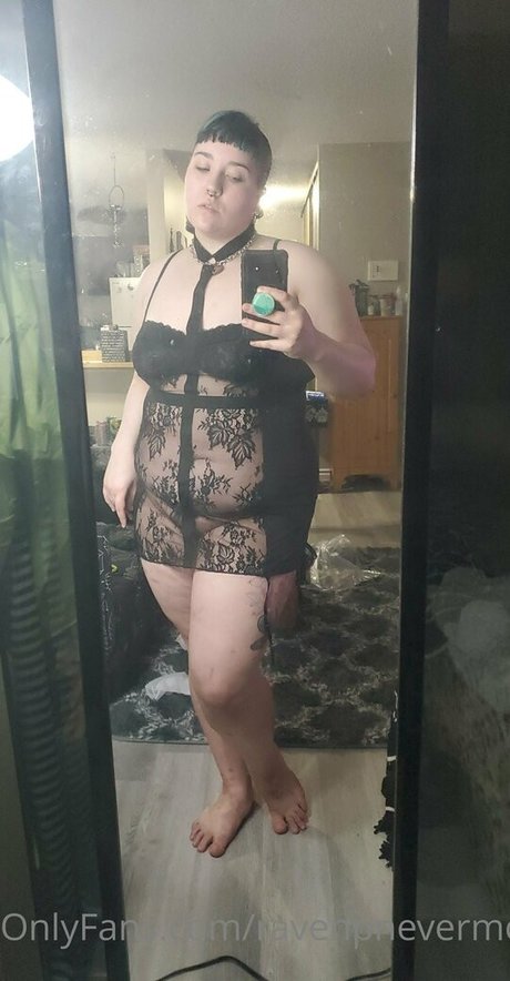 Naakte gelekte OnlyFans-foto van Ravenpnevermore