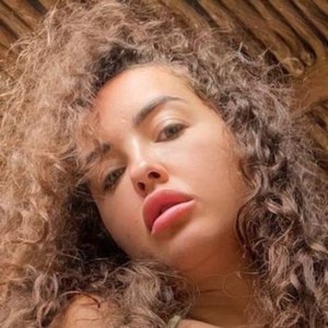Naakte gelekte OnlyFans-foto van Elena Ora