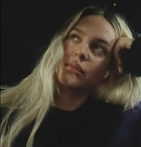 Naakte gelekte OnlyFans-foto van Annemarie