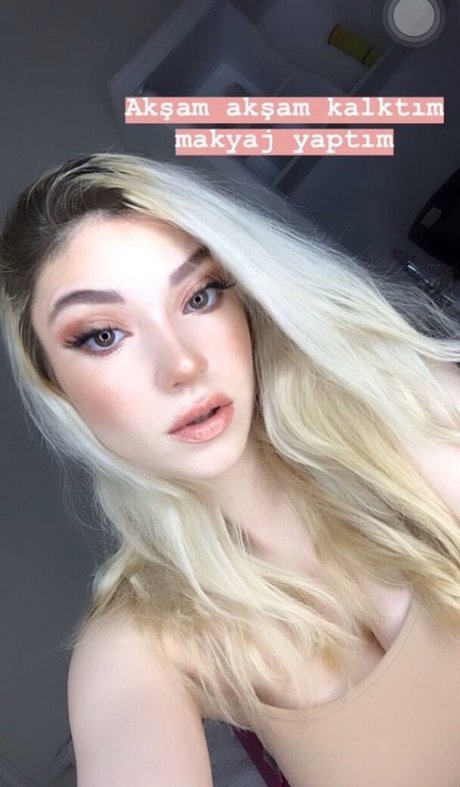 Naakte gelekte OnlyFans-foto van Snowmaiid