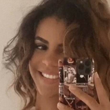 Naakte gelekte OnlyFans-foto van Yemisi Adenike