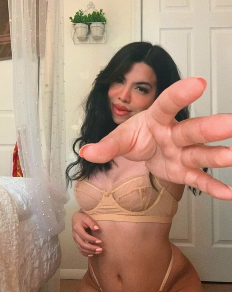 Naakte gelekte OnlyFans-foto van Carolinebabiee