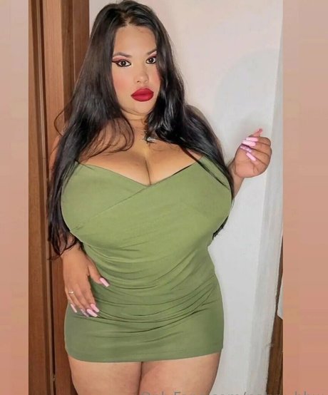 Naakte gelekte OnlyFans-foto van Natyybbw