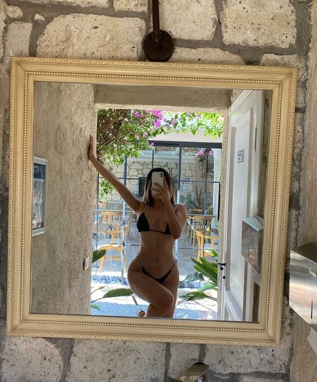 Naakte gelekte OnlyFans-foto van Kardelen Toprak