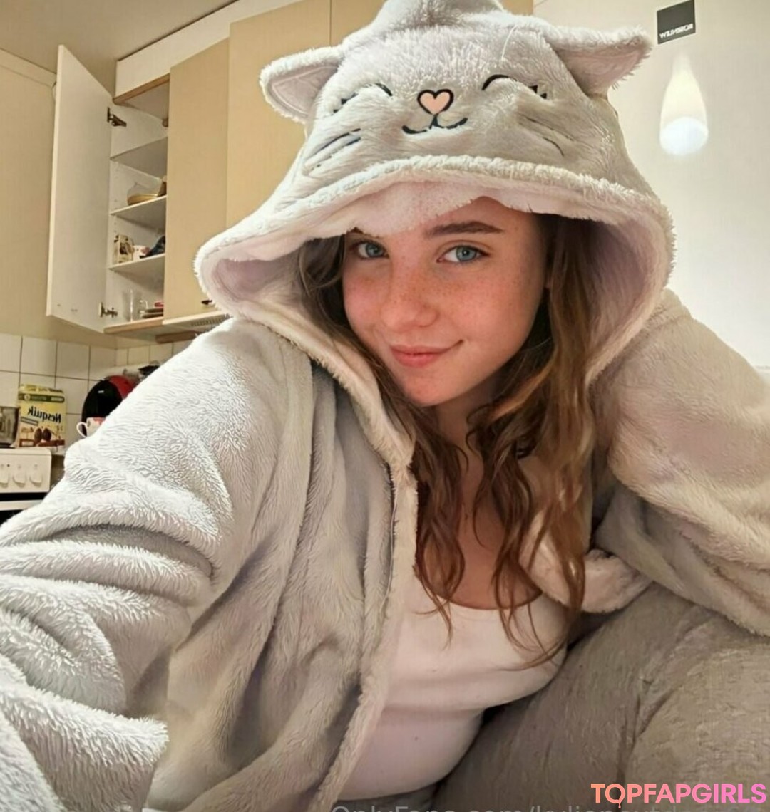 Naakte gelekte OnlyFans-foto van Kylienextdoor69 #1067