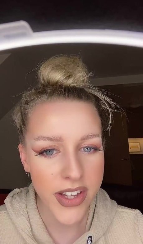 Naakte gelekte OnlyFans-foto van Amber Rose Brightman