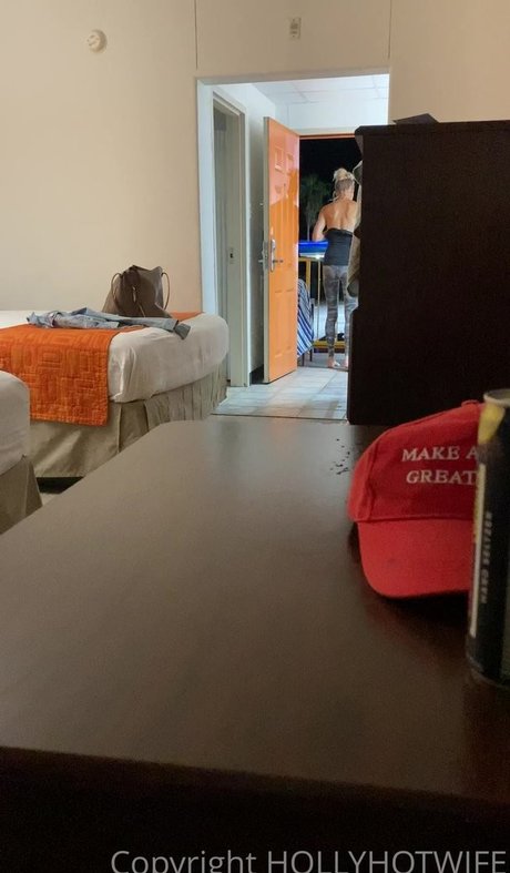 Naakte gelekte OnlyFans-foto van Hollyhotwife