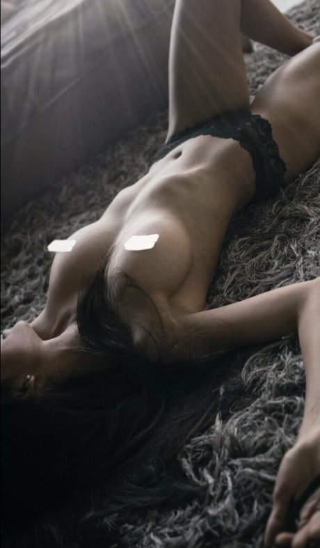Naakte gelekte OnlyFans-foto van Nikkole Teja
