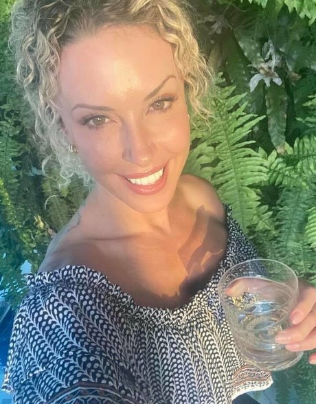 Naakte gelekte OnlyFans-foto van Sasha West