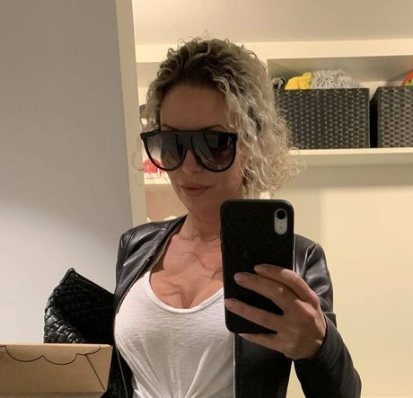 Naakte gelekte OnlyFans-foto van Sasha West