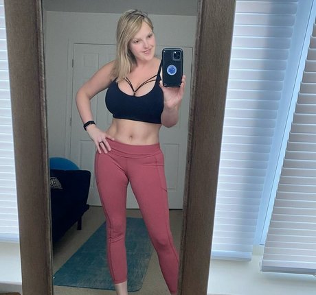 Naakte gelekte OnlyFans-foto van Healthyhappyfitandproud